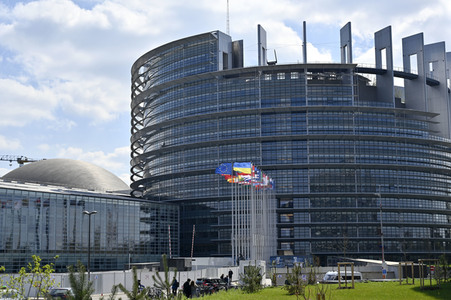Europäisches Parlament mit Ukraine-Flagge in Straßburg