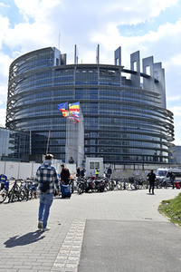 Europäisches Parlament mit Ukraine-Flagge in Straßburg