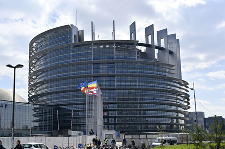 Europäisches Parlament mit Ukraine-Flagge in Straßburg