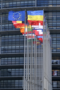 Europäisches Parlament mit Ukraine-Flagge in Straßburg