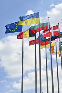 Europäisches Parlament mit Ukraine-Flagge in Straßburg