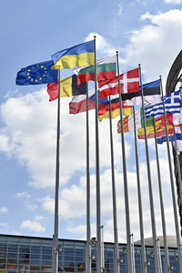 Europäisches Parlament mit Ukraine-Flagge in Straßburg