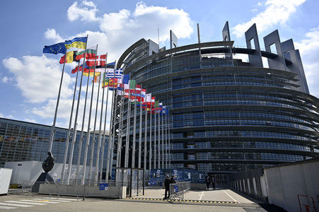 Europäisches Parlament mit Ukraine-Flagge in Straßburg