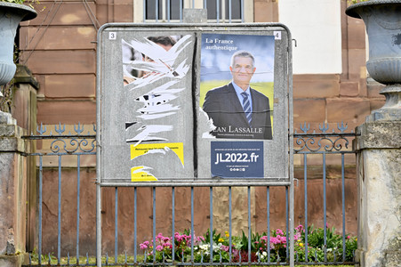 Plakate zur französischen Präsidentschaftswahl in Straßburg