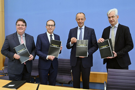 Bundespressekonferenz zur Verfassungsklage gegen das zweite Nachtragshaushaltsgesetz 2021 in Berlin