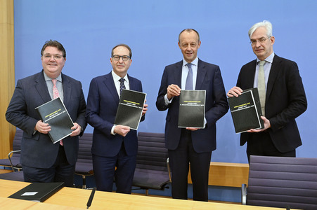 Bundespressekonferenz zur Verfassungsklage gegen das zweite Nachtragshaushaltsgesetz 2021 in Berlin