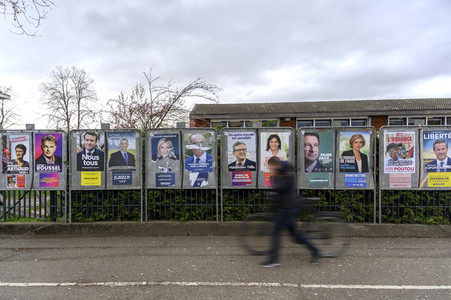 Plakate zur französischen Präsidentschaftswahl in Lingolsheim