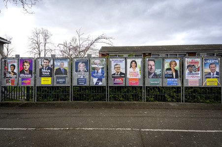 Plakate zur französischen Präsidentschaftswahl in Lingolsheim