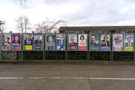 Plakate zur französischen Präsidentschaftswahl in Lingolsheim