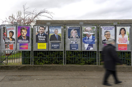 Plakate zur französischen Präsidentschaftswahl in Lingolsheim