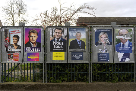 Plakate zur französischen Präsidentschaftswahl in Lingolsheim