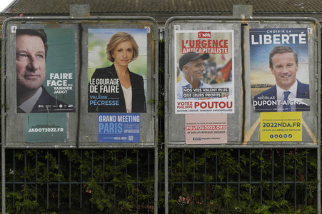 Plakate zur französischen Präsidentschaftswahl in Lingolsheim