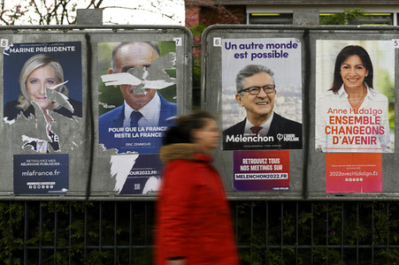 Plakate zur französischen Präsidentschaftswahl in Lingolsheim