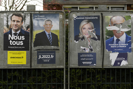 Plakate zur französischen Präsidentschaftswahl in Lingolsheim