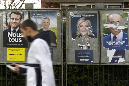 Plakate zur französischen Präsidentschaftswahl in Lingolsheim