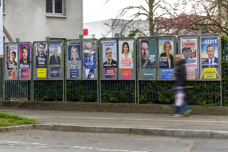 Plakate zur französischen Präsidentschaftswahl in Lingolsheim