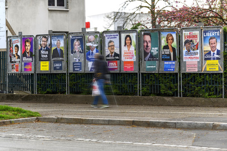 Plakate zur französischen Präsidentschaftswahl in Lingolsheim