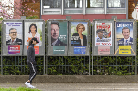 Plakate zur französischen Präsidentschaftswahl in Lingolsheim