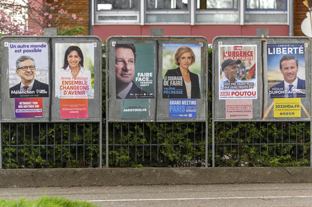 Plakate zur französischen Präsidentschaftswahl in Lingolsheim