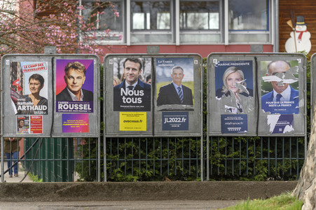 Plakate zur französischen Präsidentschaftswahl in Lingolsheim
