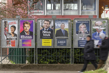 Plakate zur französischen Präsidentschaftswahl in Lingolsheim