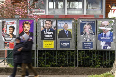 Plakate zur französischen Präsidentschaftswahl in Lingolsheim