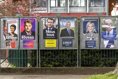 Plakate zur französischen Präsidentschaftswahl in Lingolsheim