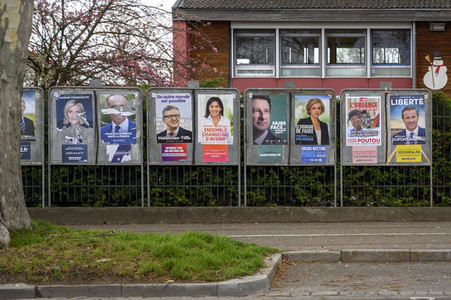 Plakate zur französischen Präsidentschaftswahl in Lingolsheim