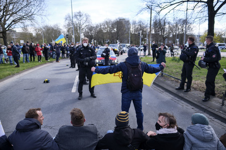 Pro-russischer Autokorso und Gegendemo in Hannover