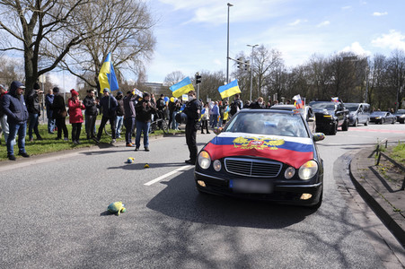 Pro-russischer Autokorso und Gegendemo in Hannover