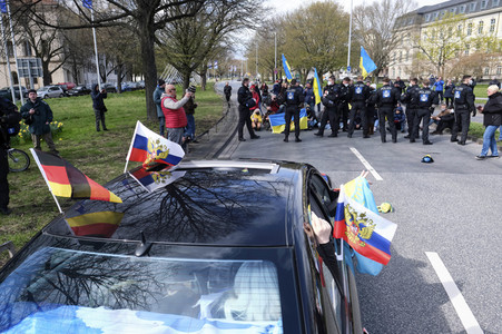 Pro-russischer Autokorso und Gegendemo in Hannover