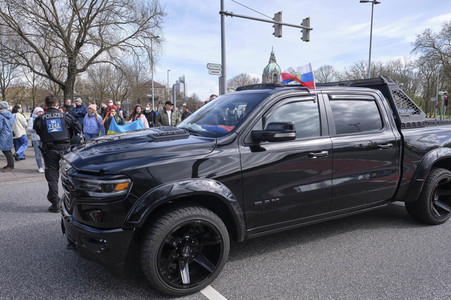 Pro-russischer Autokorso und Gegendemo in Hannover