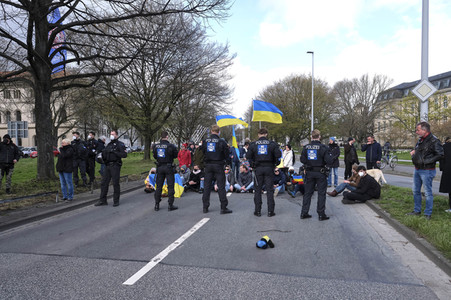 Pro-russischer Autokorso und Gegendemo in Hannover