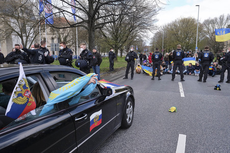 Pro-russischer Autokorso und Gegendemo in Hannover