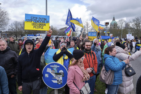 Pro-russischer Autokorso und Gegendemo in Hannover