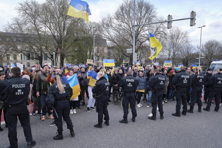 Pro-russischer Autokorso und Gegendemo in Hannover