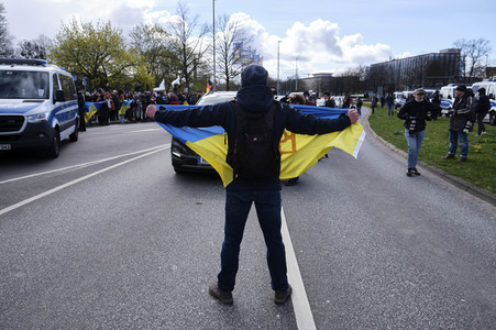 Pro-russischer Autokorso und Gegendemo in Hannover