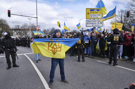 Pro-russischer Autokorso und Gegendemo in Hannover