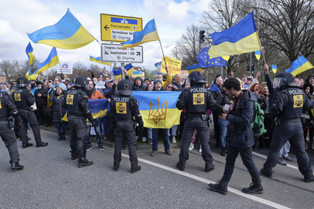 Pro-russischer Autokorso und Gegendemo in Hannover