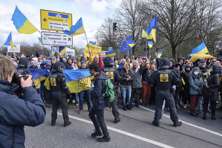 Pro-russischer Autokorso und Gegendemo in Hannover