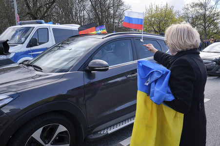 Pro-russischer Autokorso und Gegendemo in Hannover