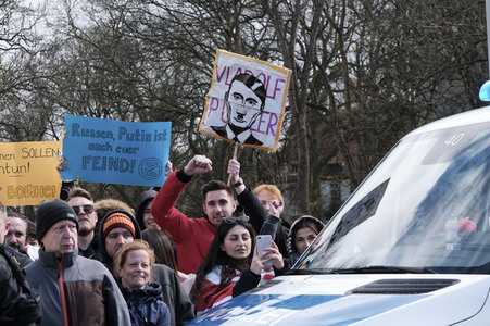 Pro-russischer Autokorso und Gegendemo in Hannover
