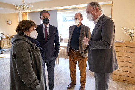 Stephan Weil besucht Unterkunft für ukrainische Geflüchtete in Hannover