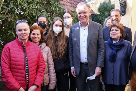 Stephan Weil besucht Unterkunft für ukrainische Geflüchtete in Hannover