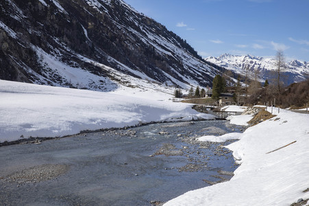 Schneeschmelze in den Schweizer Alpen
