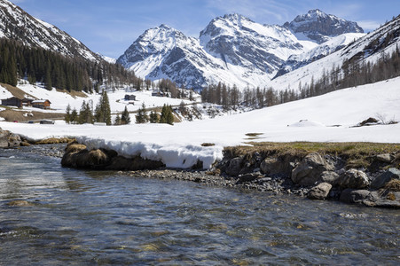Schneeschmelze in den Schweizer Alpen