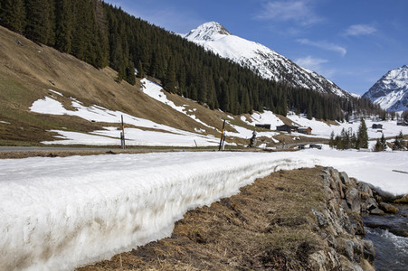 Schneeschmelze in den Schweizer Alpen