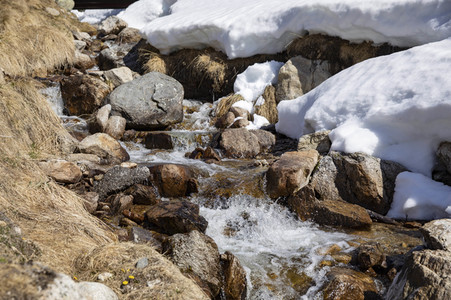 Schneeschmelze in den Schweizer Alpen