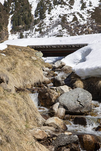 Schneeschmelze in den Schweizer Alpen
