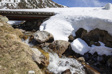 Schneeschmelze in den Schweizer Alpen